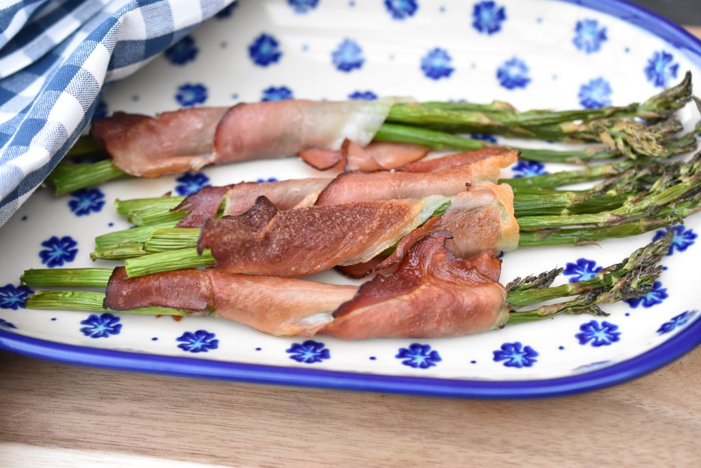 Grønne asparges med serranoskinke i ovn