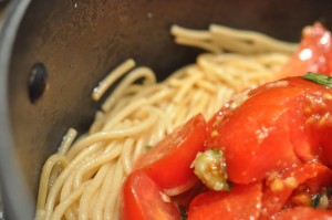 Ostepasta med tomat og stegt kyllingefilet - nem opskrift 