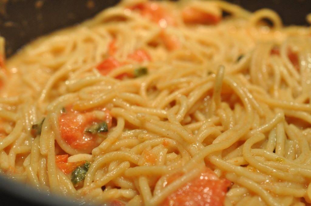 Ostepasta med tomat og stegt kyllingebryst - nem opskrift