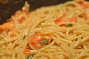 Ostepasta med tomat og stegt kyllingefilet - nem opskrift 