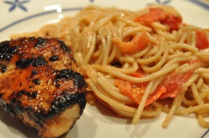 Ostepasta med tomat og stegt kyllingefilet - nem opskrift 