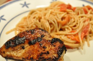 Ostepasta med tomat og stegt kyllingefilet - nem opskrift 