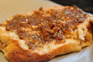 Bruschetta med parmaskinke og pesto - lækre