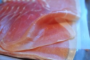 Bruschetta med parmaskinke og pesto - lækre