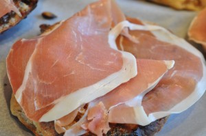 Bruschetta med parmaskinke og pesto - lækre