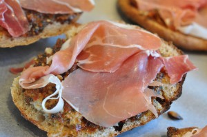 Bruschetta med parmaskinke og pesto - lækre