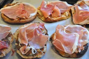 Bruschetta med parmaskinke og pesto - lækre