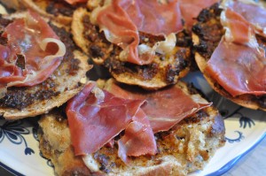 Bruschetta med parmaskinke og pesto - lækre