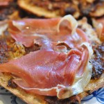Bruschetta med parma skinke og rød pesto