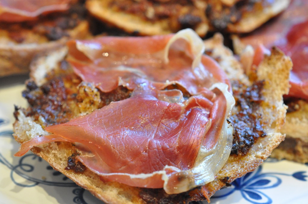 Bruschetta med parma skinke og rød pesto