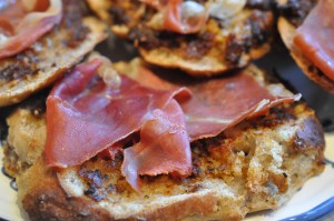 Bruschetta med parmaskinke og pesto - lækre