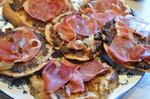 Bruschetta med parmaskinke og pesto - lækre