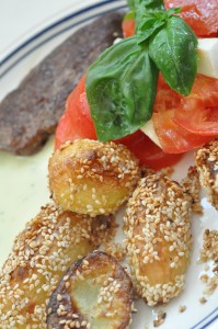Sesamkartofler, steaks og tomatsalat - menu