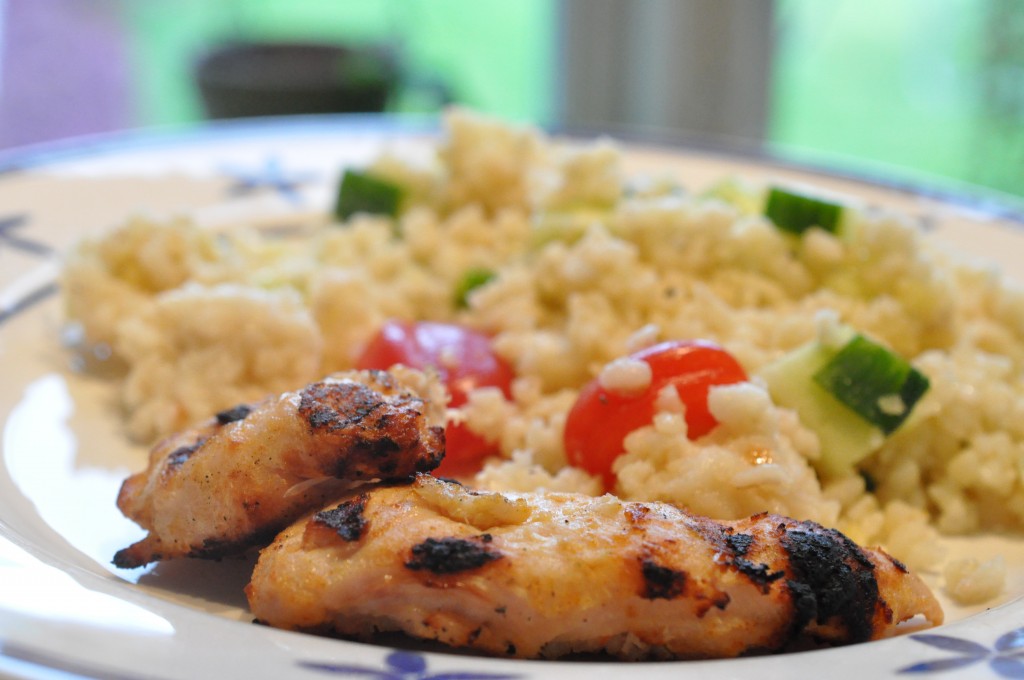 Grillet kyllingefilet og bulgursalat med hvidløg