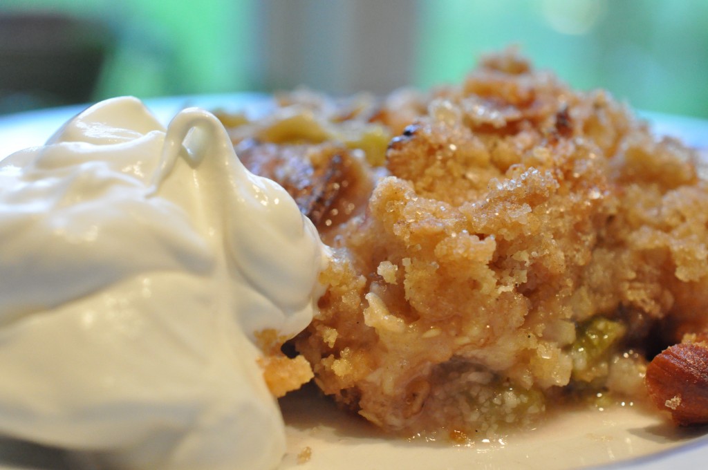 Den bedste rabarbercrumble med marcipan og mandler