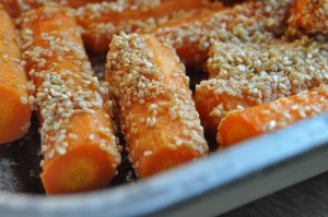 Bagte gulerødder i ovn med sesam - opskrift 