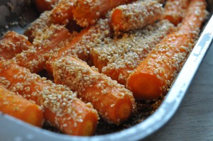 Bagte gulerødder i ovn med sesam - opskrift 