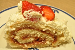 Roulade med syltetøj og flødeskum