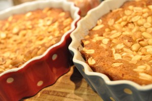 Snickerskage med karamel & peanuts opskrift