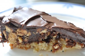 Snickerskage med karamel & peanuts opskrift