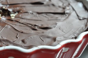 Snickerskage med karamel & peanuts opskrift