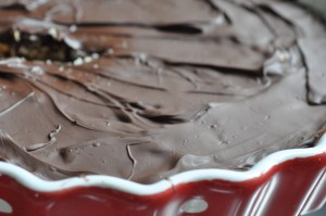 Snickerskage med karamel & peanuts opskrift