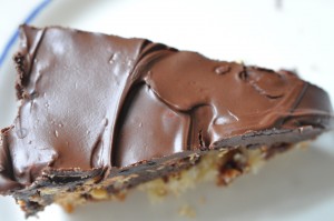 Snickerskage med karamel & peanuts opskrift