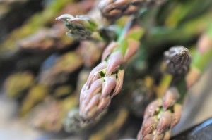 Grønne asparges med serranoskinke i ovn