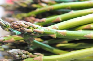 Grønne asparges med serranoskinke i ovn