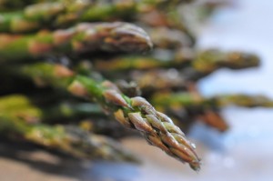 Grønne asparges med serranoskinke i ovn