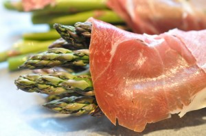 Grønne asparges med serranoskinke i ovn