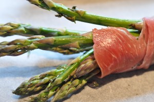 Grønne asparges med serranoskinke i ovn