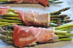 Grønne asparges med serranoskinke i ovn