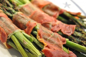 Grønne asparges med serranoskinke i ovn