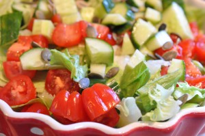 Simpel grøn salat med græskarkerner
