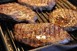 Stegning af bøf på grillpande - nem opskrift 