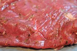 Grillet flanksteak med tilbehør - nem opskrift