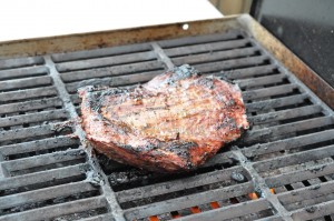 Grillet flanksteak med tilbehør - nem opskrift