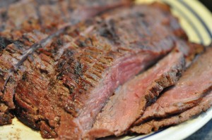 Grillet flanksteak med tilbehør - nem opskrift