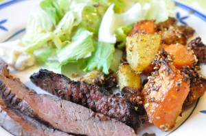 Flanksteak på grill med tilbehør - nem opskrift