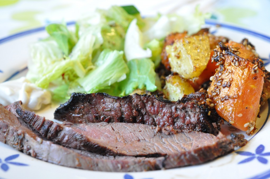 Flanksteak på grill med tilbehør - nem opskrift