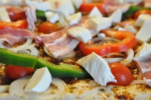 Pizza med rød pesto, bacon & mozzarella - stor