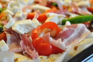 DSC_5129 • nogetiovnen.dk Pizza med rød pesto, bacon & mozzarella - stor