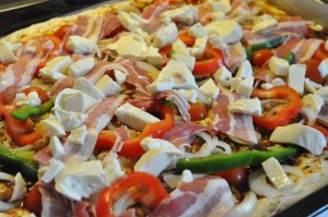 Pizza med rød pesto, bacon & mozzarella - stor