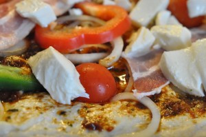 DSC_5131 • nogetiovnen.dk Pizza med rød pesto, bacon & mozzarella - stor