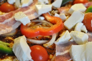 DSC_5132 • nogetiovnen.dk Pizza med rød pesto, bacon & mozzarella - stor