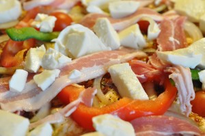 DSC_5135 • nogetiovnen.dk Pizza med rød pesto, bacon & mozzarella - stor