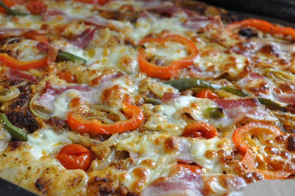 Pizza med rød pesto, bacon & mozzarella - stor