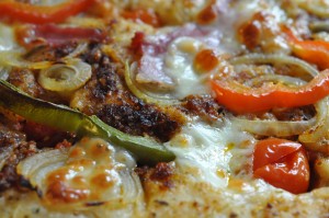 Pizza med rød pesto, bacon & mozzarella - stor