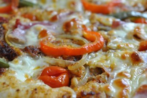 DSC_5146 • nogetiovnen.dk Pizza med rød pesto, bacon & mozzarella - stor